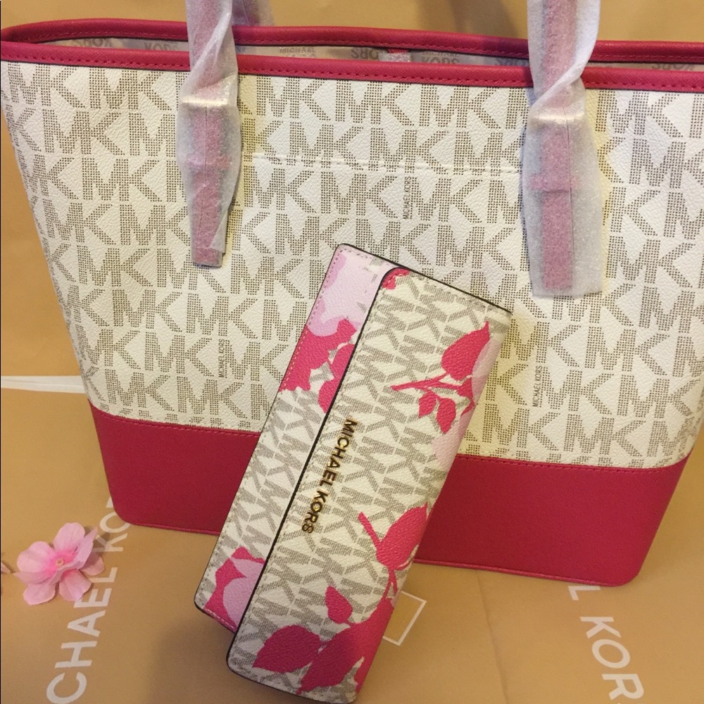๐SOLD๐ NEW MICHAEL KORS SET ๐ - Picture 5 of 8